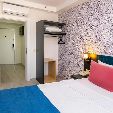 Royal Towers Lara מלון Kemeragzi