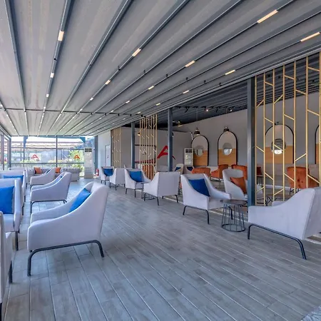 Royal Towers Lara מלון *