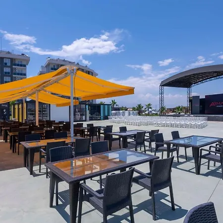 Royal Towers Lara מלון *