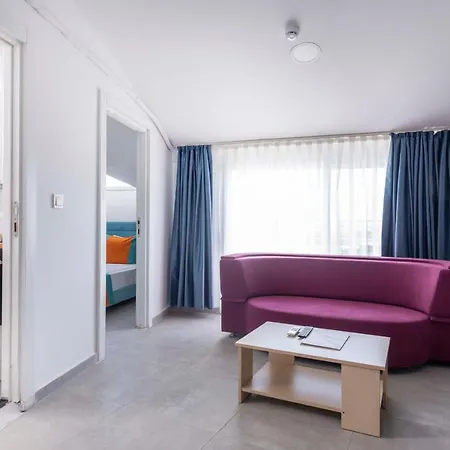 Royal Towers Lara מלון *