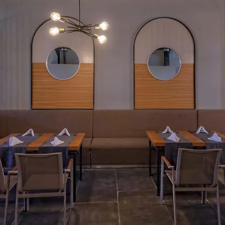 Royal Towers Lara מלון *