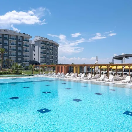 Royal Towers Lara מלון