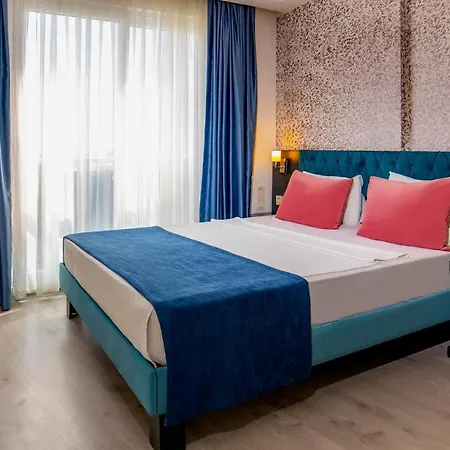 Royal Towers Lara מלון *