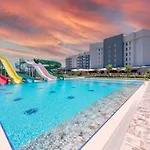 Royal Towers Lara فندق Kemeragzi